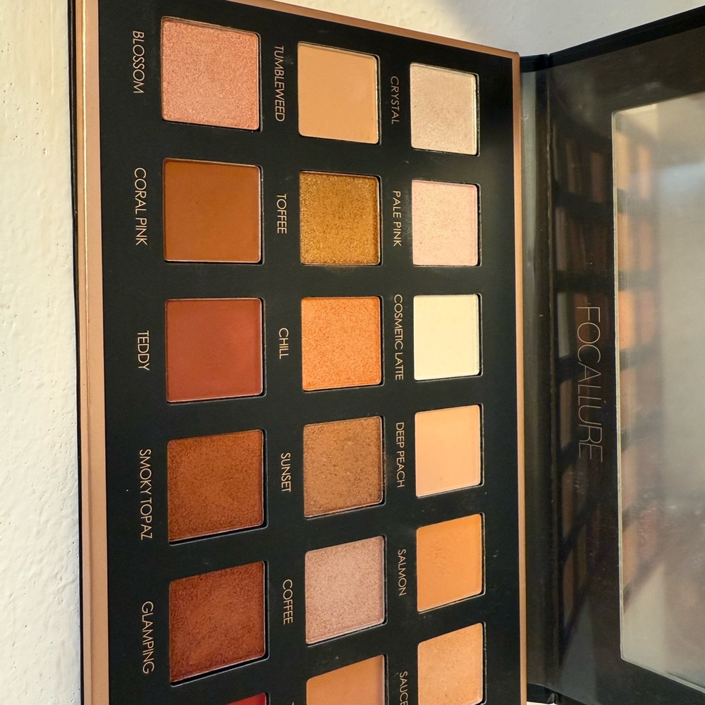 Focallure Black and Gold Accent Palette - Picture 2 of 2